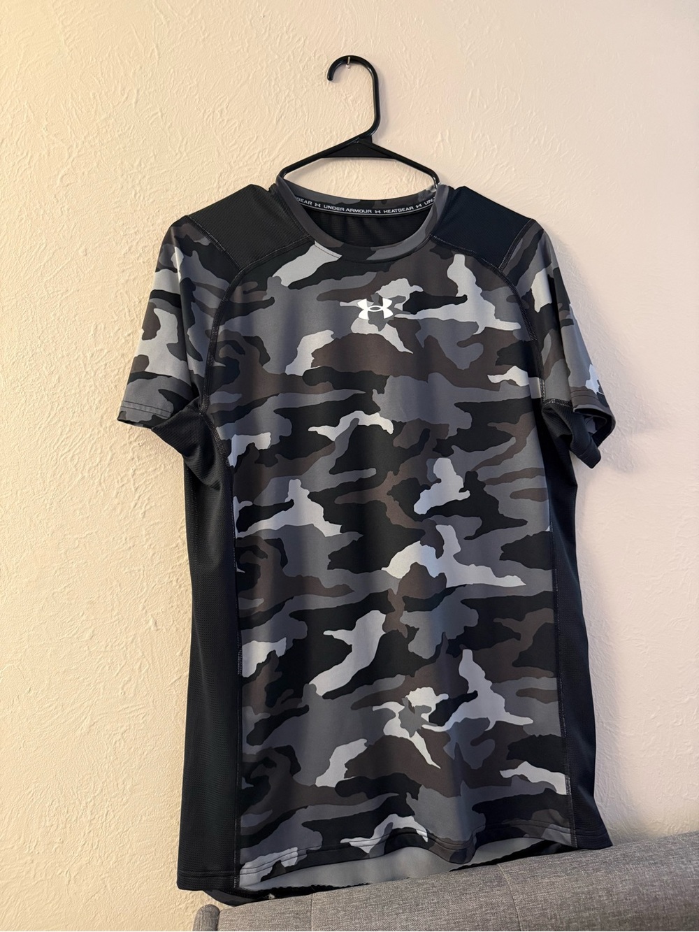 Under Armour Men’s Black & Gray Camo Short Sleeve Athletic Tee